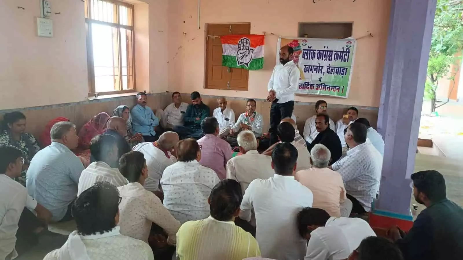 मोलेला में आयोजित बैठक में भाग लेते कांग्रेस कमेटी के नेता और कार्यकर्ता। मोलेला में आयोजित बैठक में भाग लेते कांग्रेस कमेटी के नेता और कार्यकर्ता।