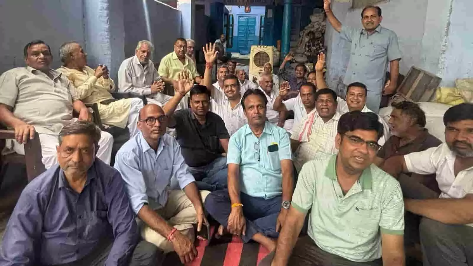 गंगापुर सिटी कार्यालय में बैठक के दौरान माँ गुमानो बिजासनी देवी सेवा समिति के पदाधिकारी व सदस्य नजर आ रहे हैं। गंगापुर सिटी कार्यालय में बैठक के दौरान माँ गुमानो बिजासनी देवी सेवा समिति के पदाधिकारी व सदस्य नजर आ रहे हैं।