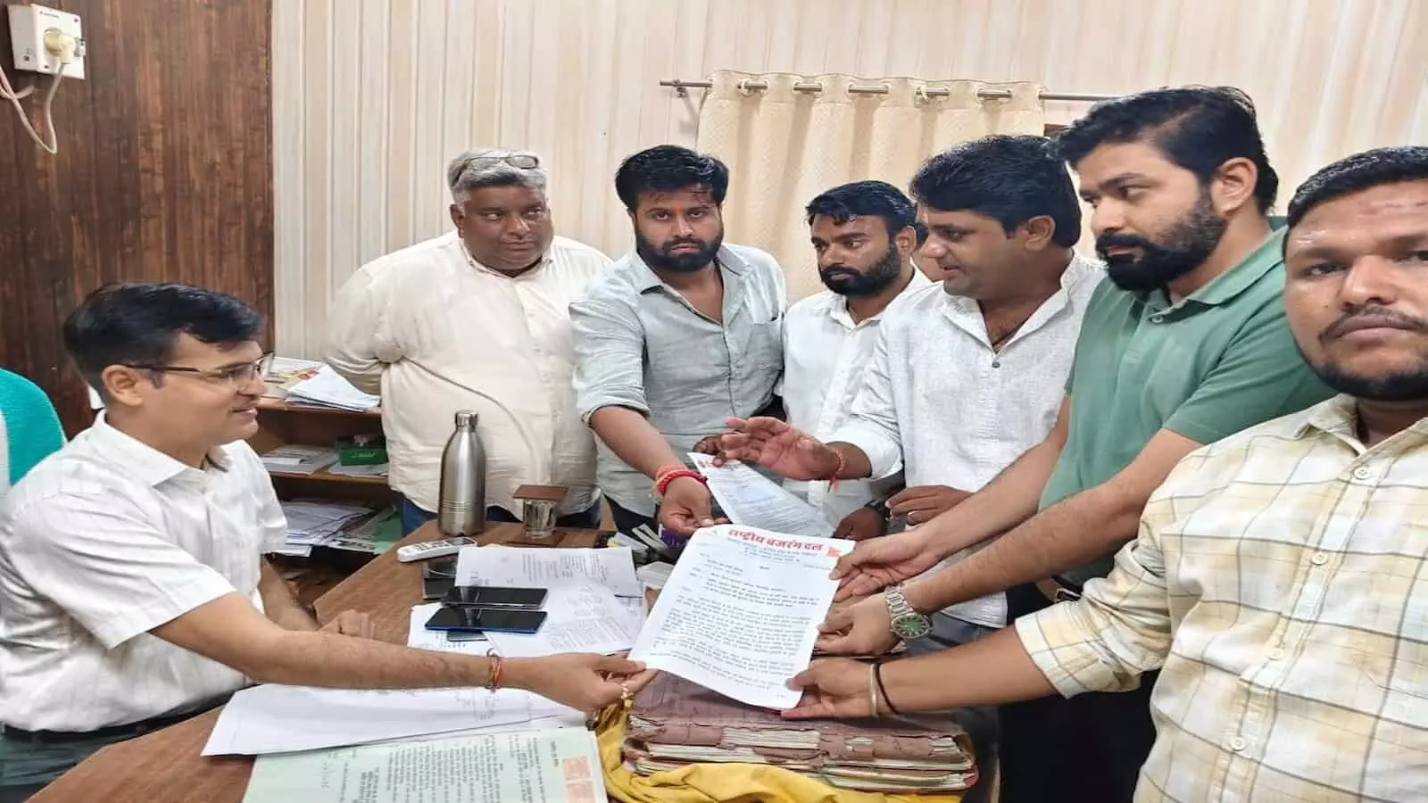भीलवाड़ा कलेक्ट्रेट के बाहर पन्नाधाय की ऐतिहासिक पहचान में बदलाव को लेकर ज्ञापन सौंपते राष्ट्रीय बजरंग दल और करणी सेना के कार्यकर्ता। भीलवाड़ा कलेक्ट्रेट के बाहर पन्नाधाय की ऐतिहासिक पहचान में बदलाव को लेकर ज्ञापन सौंपते राष्ट्रीय बजरंग दल और करणी सेना के कार्यकर्ता।