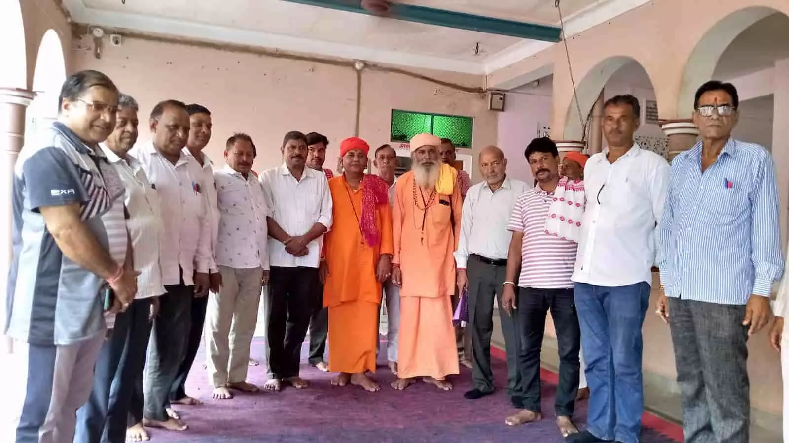 लोहार्गल के गणेश मंदिर परिसर में बैठक में खड़े समिति सदस्य और संत। लोहार्गल के गणेश मंदिर परिसर में बैठक में खड़े समिति सदस्य और संत।