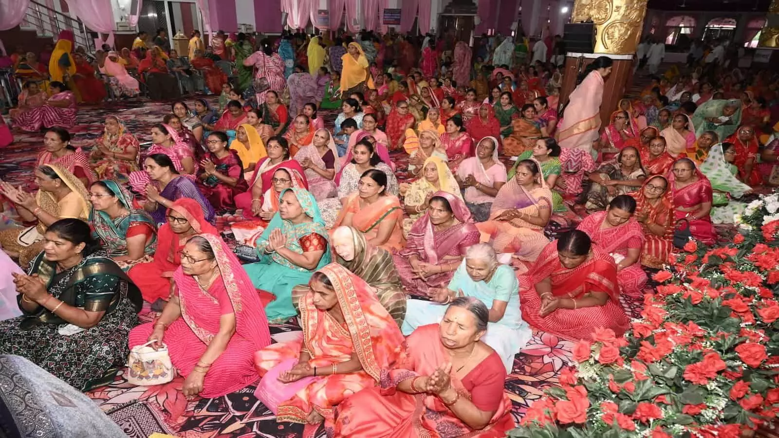 भीलवाड़ा के माणिक्यनगर रामद्वारा में मंच पर बैठकर सत्संग देते आचार्य स्वामी श्रीरामदयालजी महाराज। भीलवाड़ा के माणिक्यनगर रामद्वारा में मंच पर बैठकर सत्संग देते आचार्य स्वामी श्रीरामदयालजी महाराज।