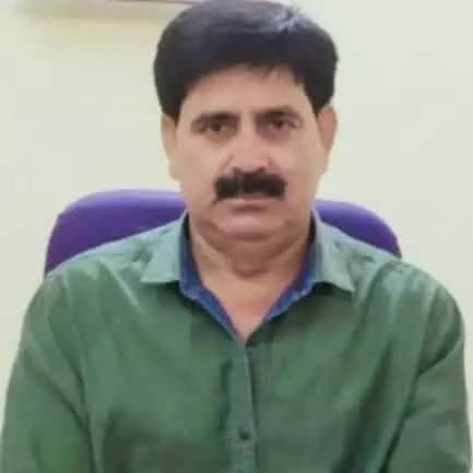 तस्वीर में वरिष्ठ अधिकारी सुरेश चंद मीना हरे रंग की शर्ट पहने दिखाई दे रहे हैं। तस्वीर में वरिष्ठ अधिकारी सुरेश चंद मीना हरे रंग की शर्ट पहने दिखाई दे रहे हैं।