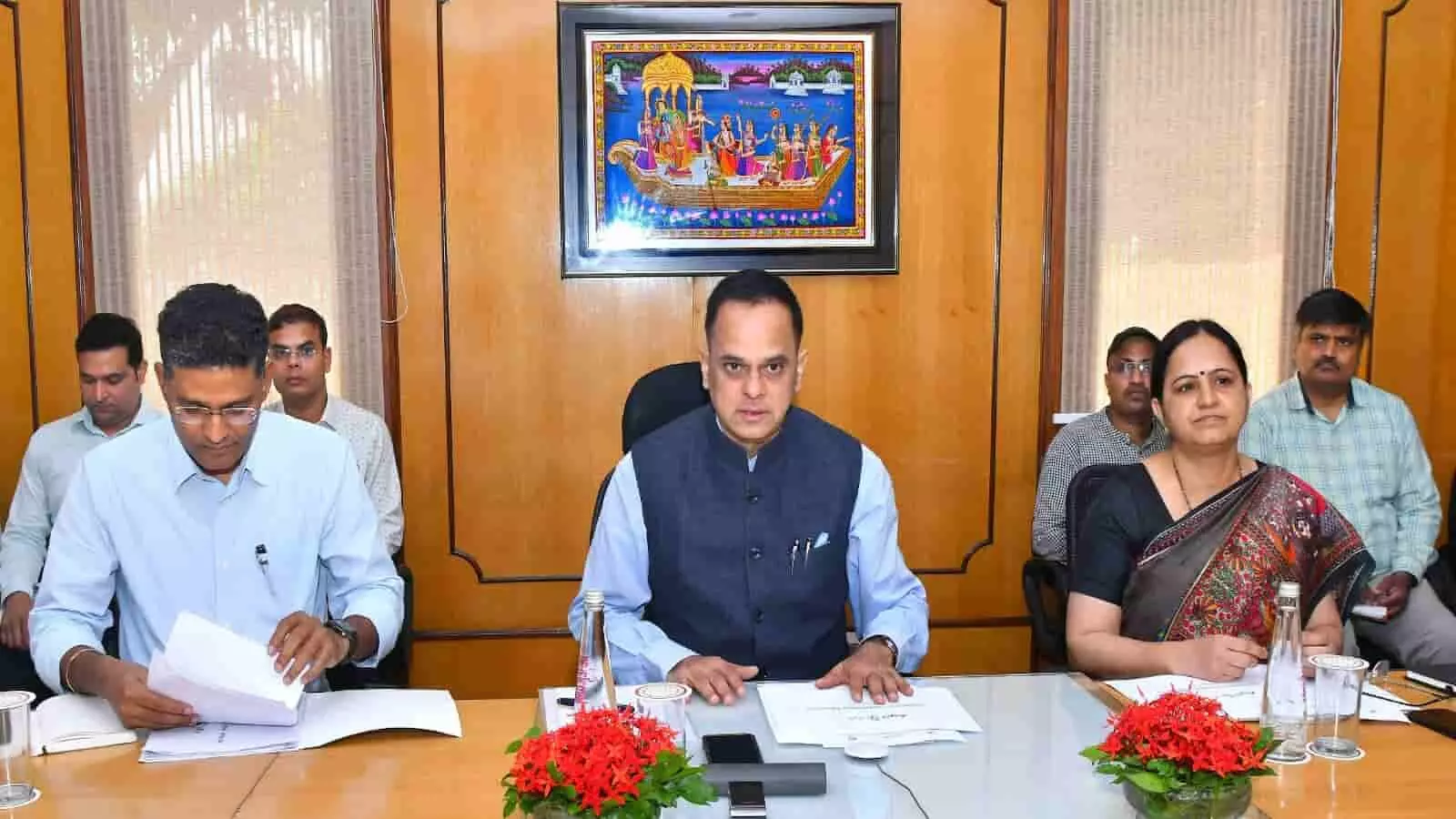 तस्वीर में मुख्य सचिव वी. श्रीनिवास अधिकारियों के साथ बैठक में भाग लेते दिख रहे हैं। तस्वीर में मुख्य सचिव वी. श्रीनिवास अधिकारियों के साथ बैठक में भाग लेते दिख रहे हैं।