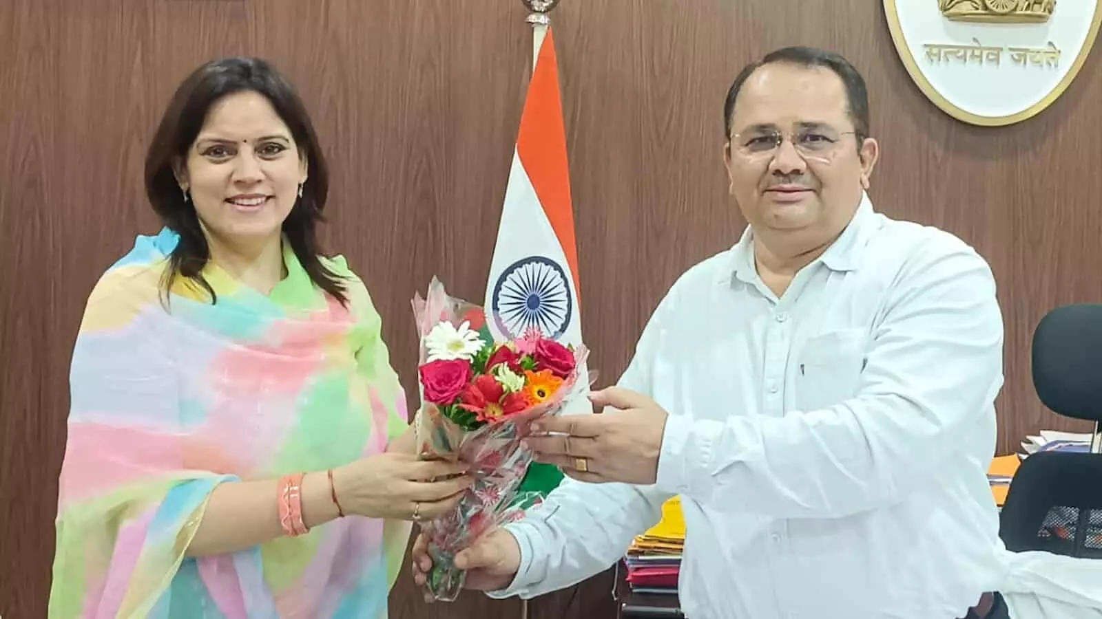 तस्वीर में संस्कृत शिक्षा आयुक्त प्रियंका जोधावत और जिला कलक्टर कमल राम मीना कार्यालय में दिखाई दे रहे हैं। तस्वीर में संस्कृत शिक्षा आयुक्त प्रियंका जोधावत और जिला कलक्टर कमल राम मीना कार्यालय में दिखाई दे रहे हैं।