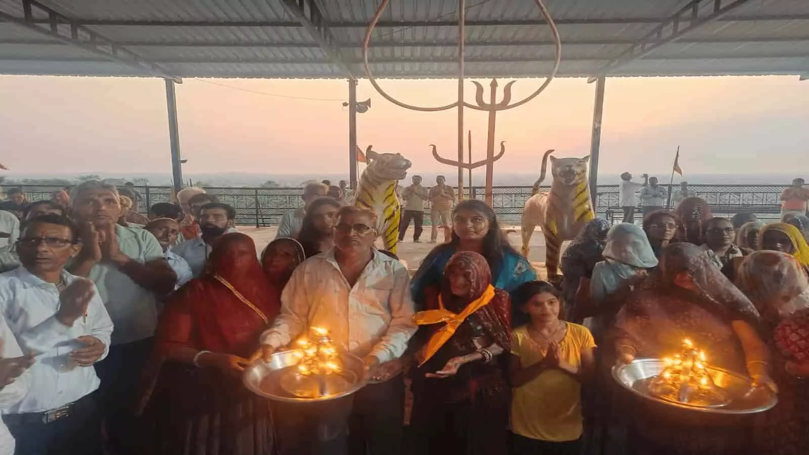 तस्वीर में निकुंभ श्री चंदा माता मंदिर पर आयोजित साप्ताहिक सत्संग के दौरान आरती करते हुए श्रद्धालु नजर आ रहे हैं। तस्वीर में निकुंभ श्री चंदा माता मंदिर पर आयोजित साप्ताहिक सत्संग के दौरान आरती करते हुए श्रद्धालु नजर आ रहे हैं।