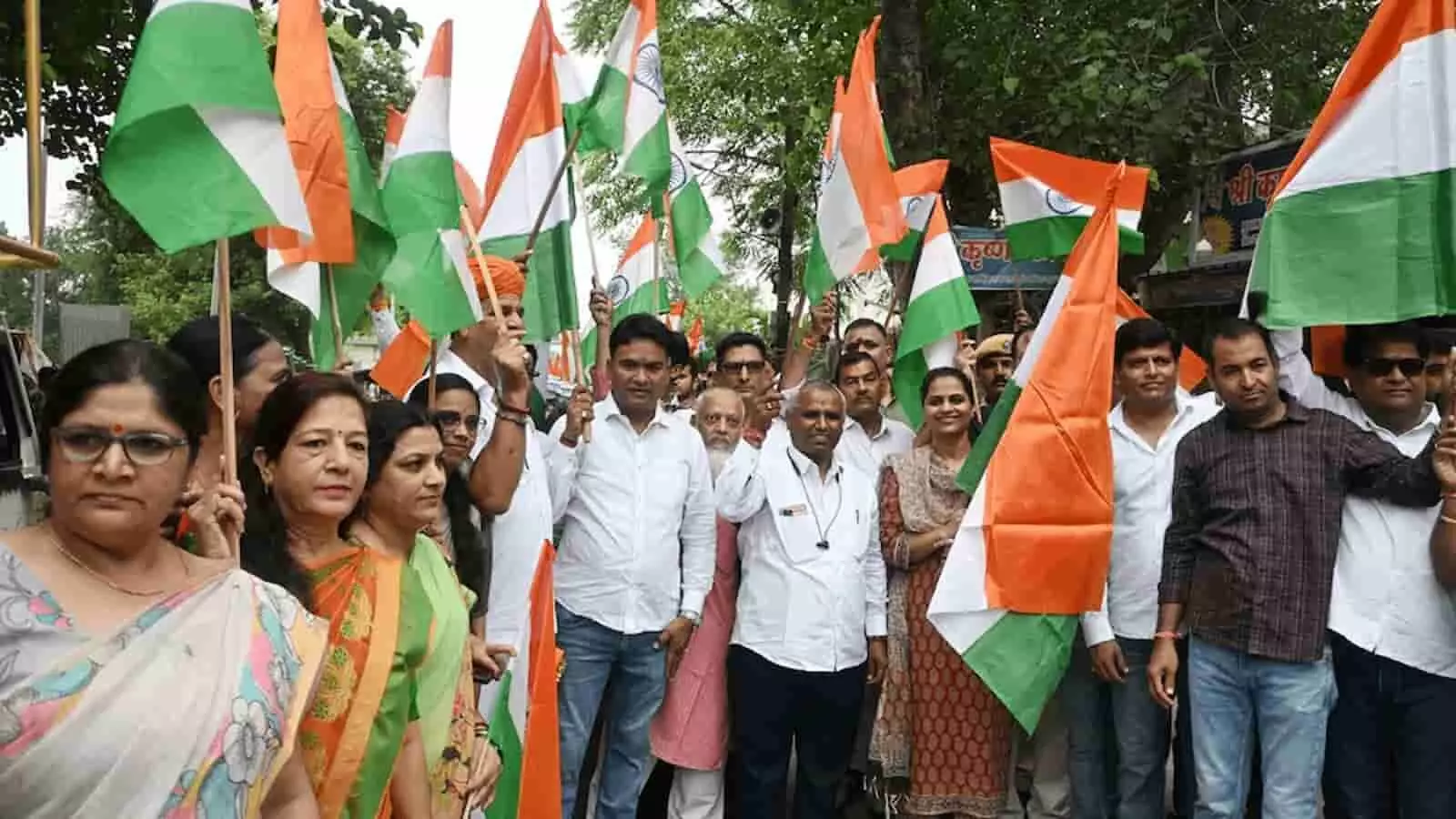 चित्तौड़गढ़ में हर घर तिरंगा अभियान के तहत हाथों में तिरंगा थामे रैली में चलते लोग। चित्तौड़गढ़ में हर घर तिरंगा अभियान के तहत हाथों में तिरंगा थामे रैली में चलते लोग।