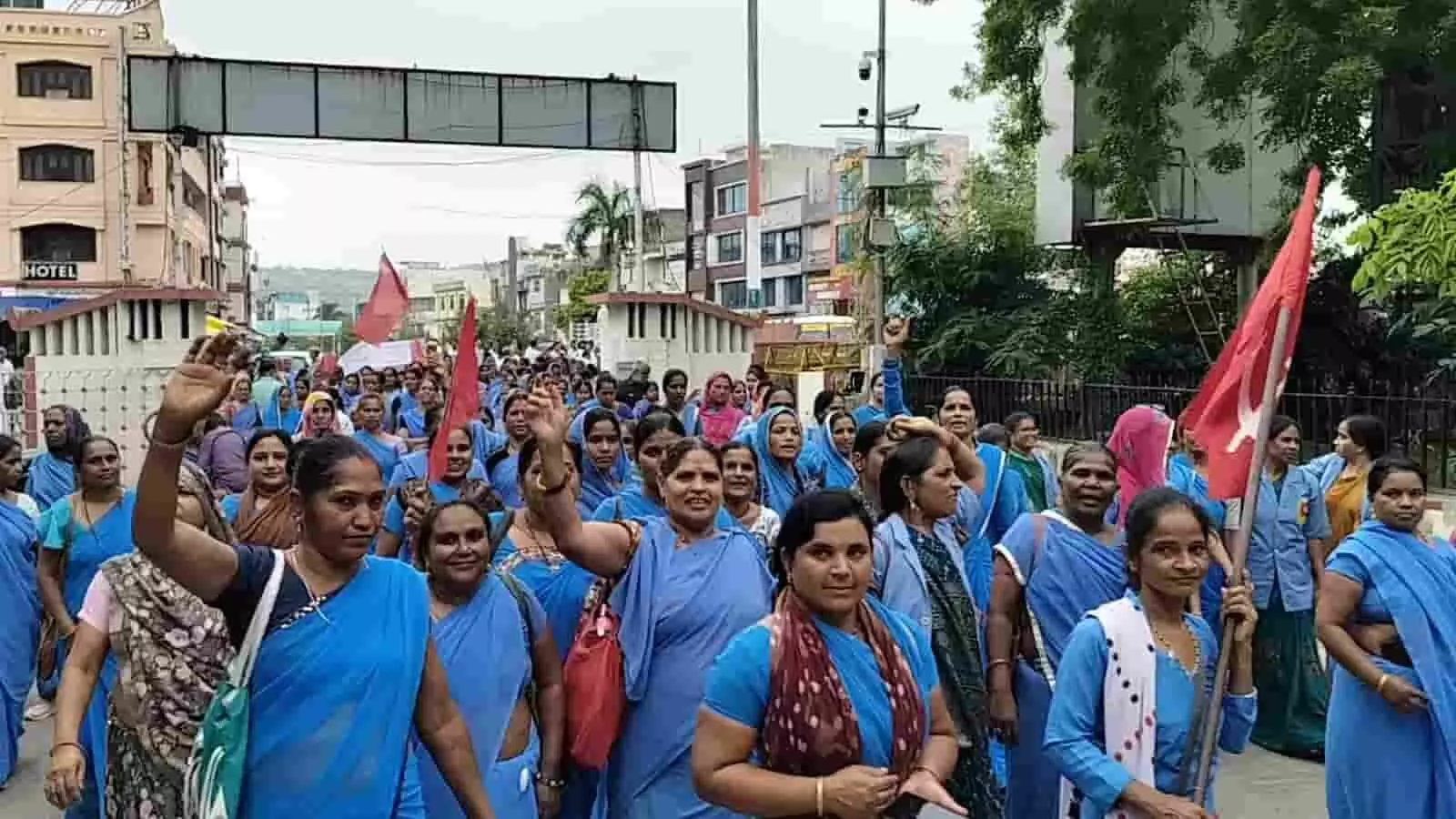 आशा सहयोगिनियां प्रदर्शन करते हुए कलेक्ट्रेट परिसर में दिखाई दे रही हैं। आशा सहयोगिनियां प्रदर्शन करते हुए कलेक्ट्रेट परिसर में दिखाई दे रही हैं।