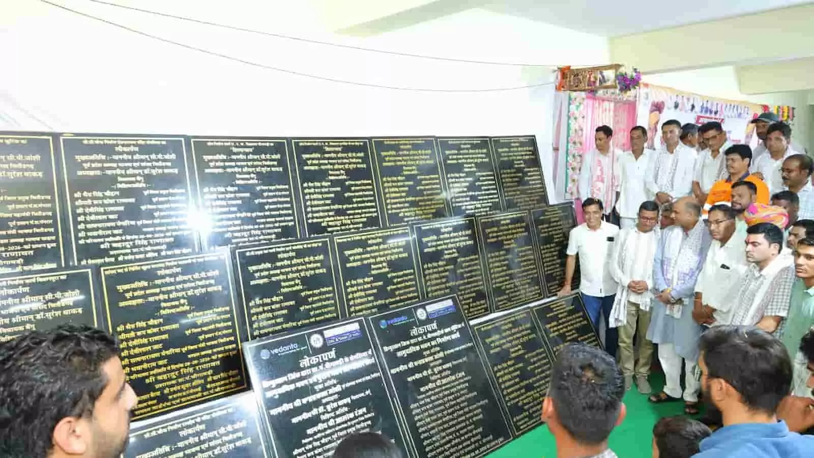 तस्वीर में सांसद और विधायकगण सेमलिया गांव में विकास कार्यों के लोकार्पण पट्टिकाओं को देखते हुए। तस्वीर में सांसद और विधायकगण सेमलिया गांव में विकास कार्यों के लोकार्पण पट्टिकाओं को देखते हुए।
