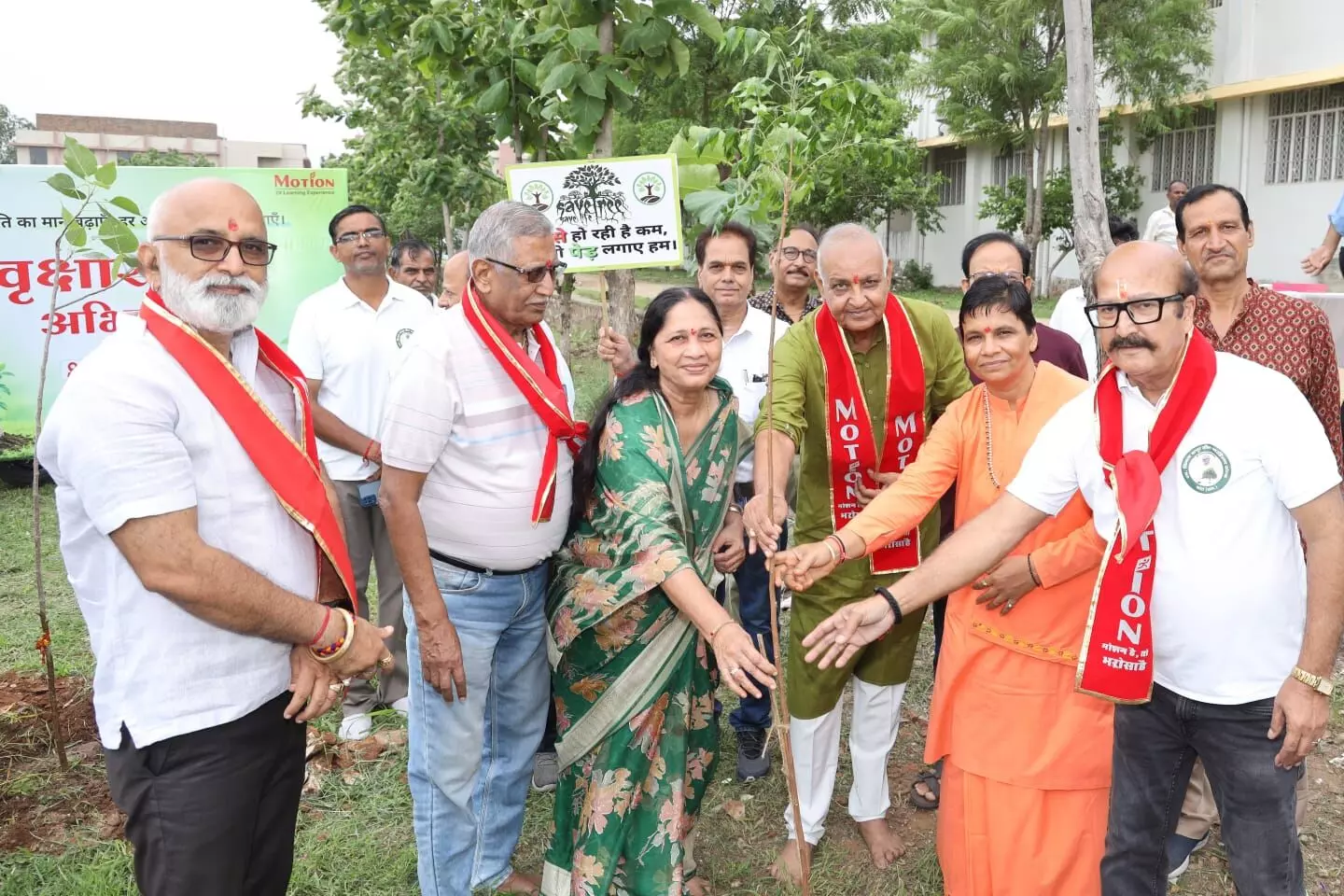 रानपुर के मोशन कैंपस में पौधारोपण करते हुए महामंडलेश्वर डॉ. हेमा सरस्वती और अन्य गणमान्य लोग। रानपुर के मोशन कैंपस में पौधारोपण करते हुए महामंडलेश्वर डॉ. हेमा सरस्वती और अन्य गणमान्य लोग।