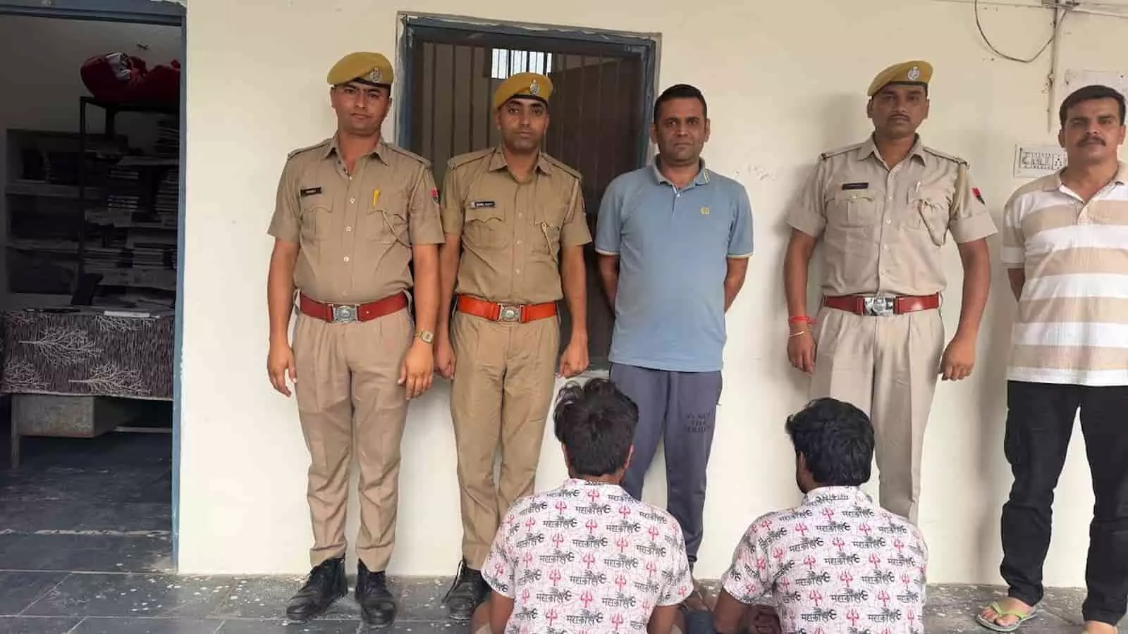 तस्वीर में खेरोदा पुलिस टीम के सदस्य कार्रवाई के दौरान दिखाई दे रहे हैं। तस्वीर में खेरोदा पुलिस टीम के सदस्य कार्रवाई के दौरान दिखाई दे रहे हैं।