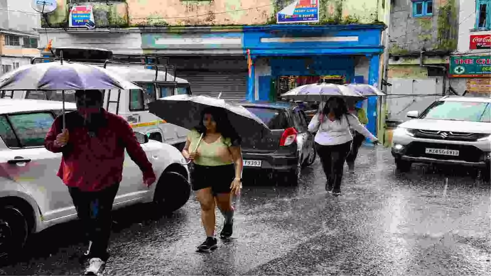 बारिश के दौरान सड़क पर चलते लोग दिल्ली में मौसम अपडेट को दर्शाते हुए। बारिश के दौरान सड़क पर चलते लोग दिल्ली में मौसम अपडेट को दर्शाते हुए।