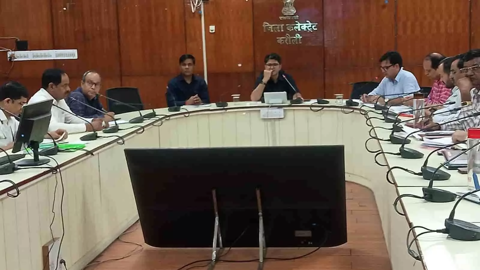 तस्वीर में करौली कलेक्ट्रेट सभागार में समीक्षा बैठक के दौरान बैठे जिला कलक्टर और अन्य अधिकारी। तस्वीर में करौली कलेक्ट्रेट सभागार में समीक्षा बैठक के दौरान बैठे जिला कलक्टर और अन्य अधिकारी।