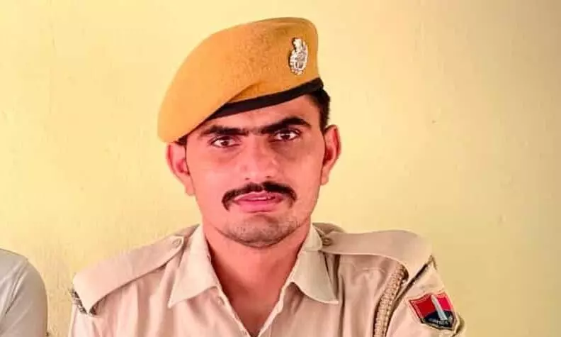 तस्वीर में मेज के पास बैठे पुलिसकर्मी नजर आ रहे हैं। तस्वीर में मेज के पास बैठे पुलिसकर्मी नजर आ रहे हैं।