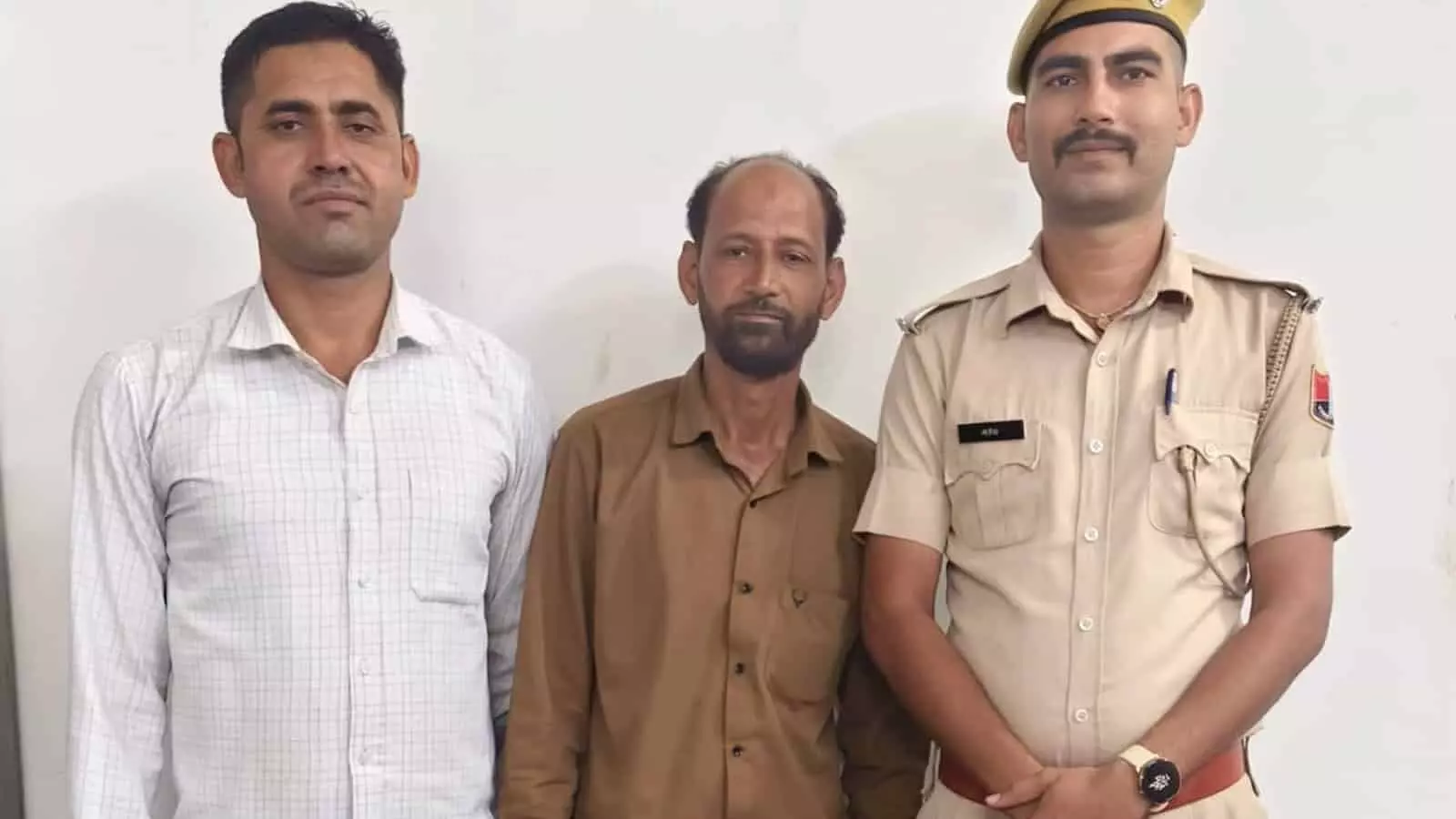 तस्वीर में बाएं से दाएं एक पुलिस अधिकारी, परिवादी और कांस्टेबल सवाई माधोपुर में खड़े दिखाई दे रहे हैं। तस्वीर में बाएं से दाएं एक पुलिस अधिकारी, परिवादी और कांस्टेबल सवाई माधोपुर में खड़े दिखाई दे रहे हैं।