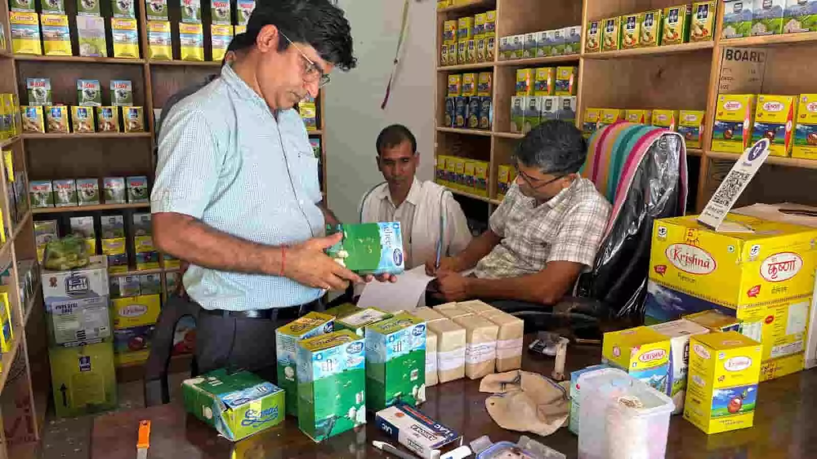 तस्वीर में अधिकारी सवाई माधोपुर की दुकान के अंदर नकली घी के पैकेट की जांच करते दिख रहे हैं। तस्वीर में अधिकारी सवाई माधोपुर की दुकान के अंदर नकली घी के पैकेट की जांच करते दिख रहे हैं।