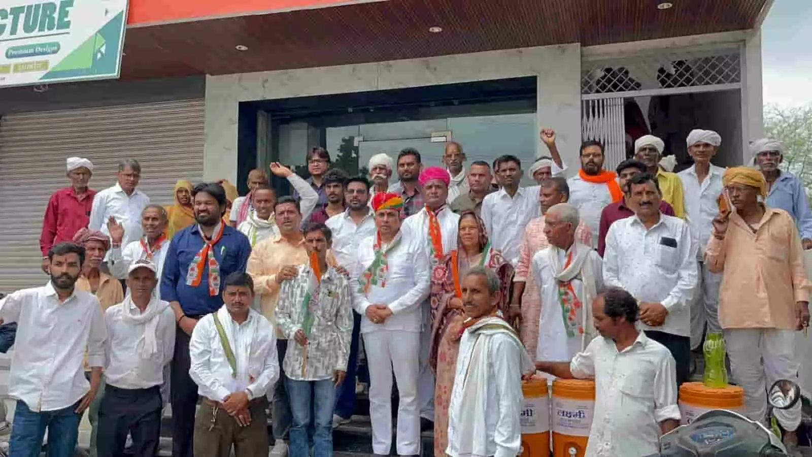 तस्वीर में सलूंबर में कांग्रेस कार्यालय के बाहर एकत्रित हुए कार्यकर्ता और नेता। तस्वीर में सलूंबर में कांग्रेस कार्यालय के बाहर एकत्रित हुए कार्यकर्ता और नेता।