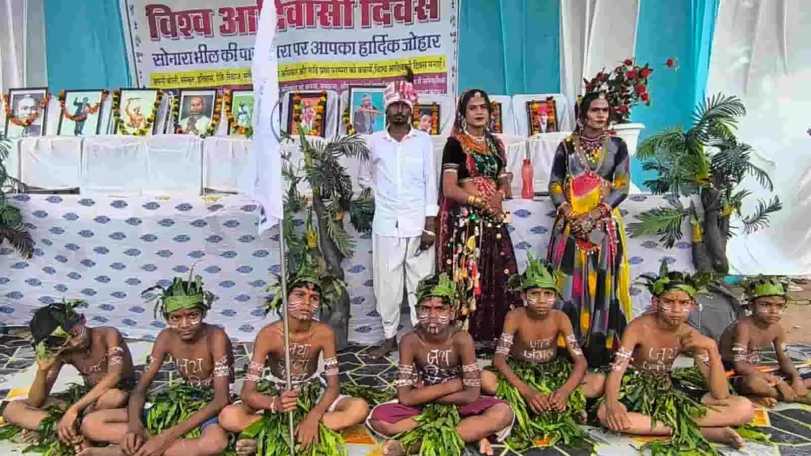 सलूम्बर में पारंपरिक वेशभूषा में सांस्कृतिक प्रस्तुतियां देते बच्चे और कलाकार। सलूम्बर में पारंपरिक वेशभूषा में सांस्कृतिक प्रस्तुतियां देते बच्चे और कलाकार।