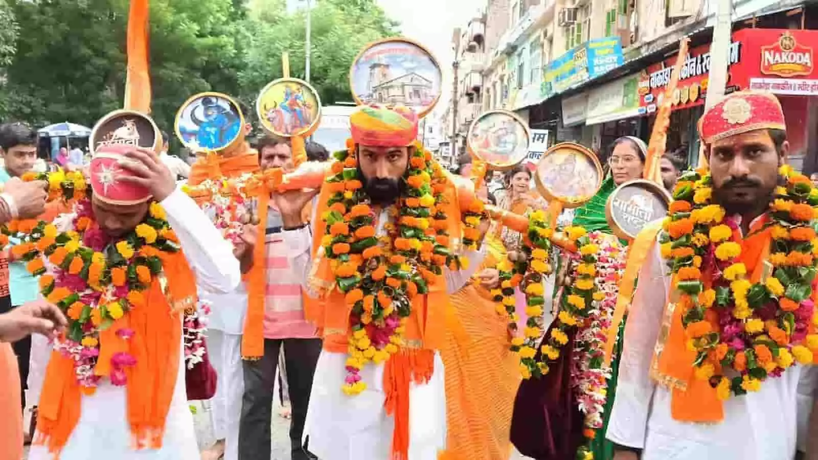 तस्वीर में पारंपरिक वेशभूषा में सजे कांवड़िए सलूम्बर में यात्रा के दौरान नजर आ रहे हैं। तस्वीर में पारंपरिक वेशभूषा में सजे कांवड़िए सलूम्बर में यात्रा के दौरान नजर आ रहे हैं।