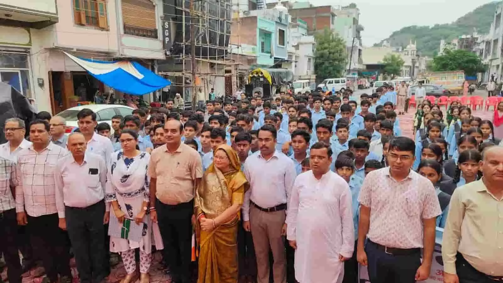 तस्वीर में सलूंबर में तिरंगा रैली के दौरान खड़े विद्यार्थी और अधिकारी दिख रहे हैं। तस्वीर में सलूंबर में तिरंगा रैली के दौरान खड़े विद्यार्थी और अधिकारी दिख रहे हैं।