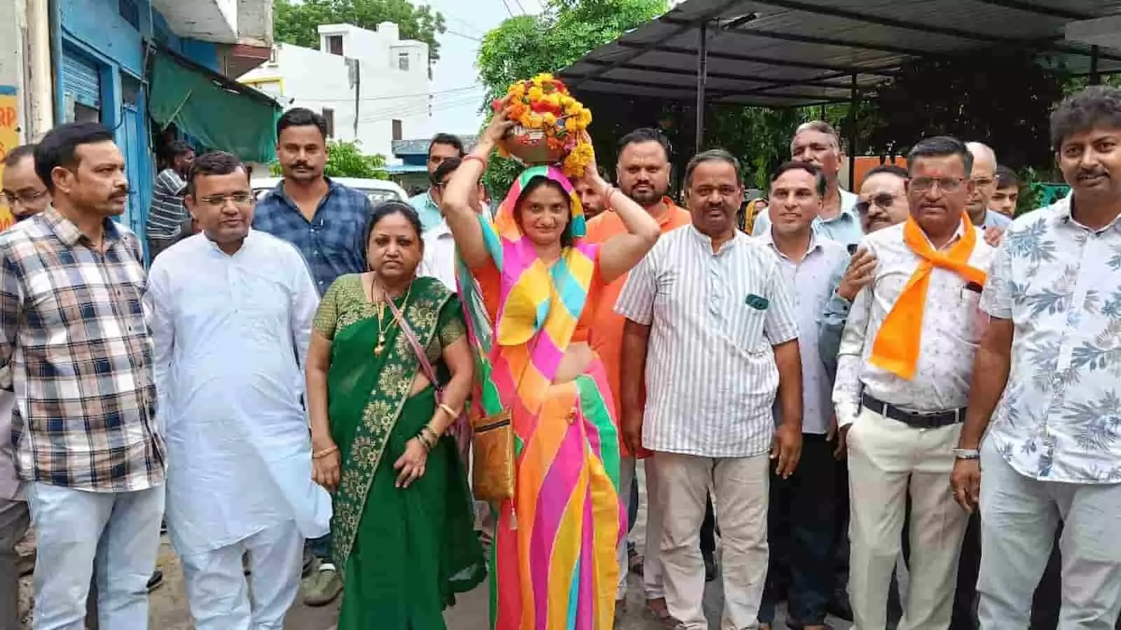 तस्वीर में सलूंबर में संत रविदास समरसता यात्रा के दौरान मौजूद लोग दिख रहे हैं। तस्वीर में सलूंबर में संत रविदास समरसता यात्रा के दौरान मौजूद लोग दिख रहे हैं।