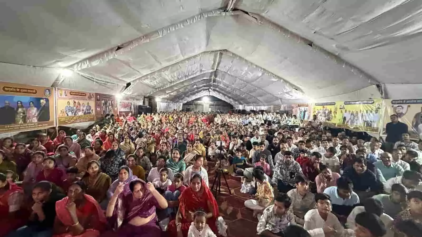 तस्वीर में निम्बाहेड़ा में आयोजित कार्यक्रम के दौरान पंडाल में बैठे श्रद्धालु नजर आ रहे हैं। तस्वीर में निम्बाहेड़ा में आयोजित कार्यक्रम के दौरान पंडाल में बैठे श्रद्धालु नजर आ रहे हैं।