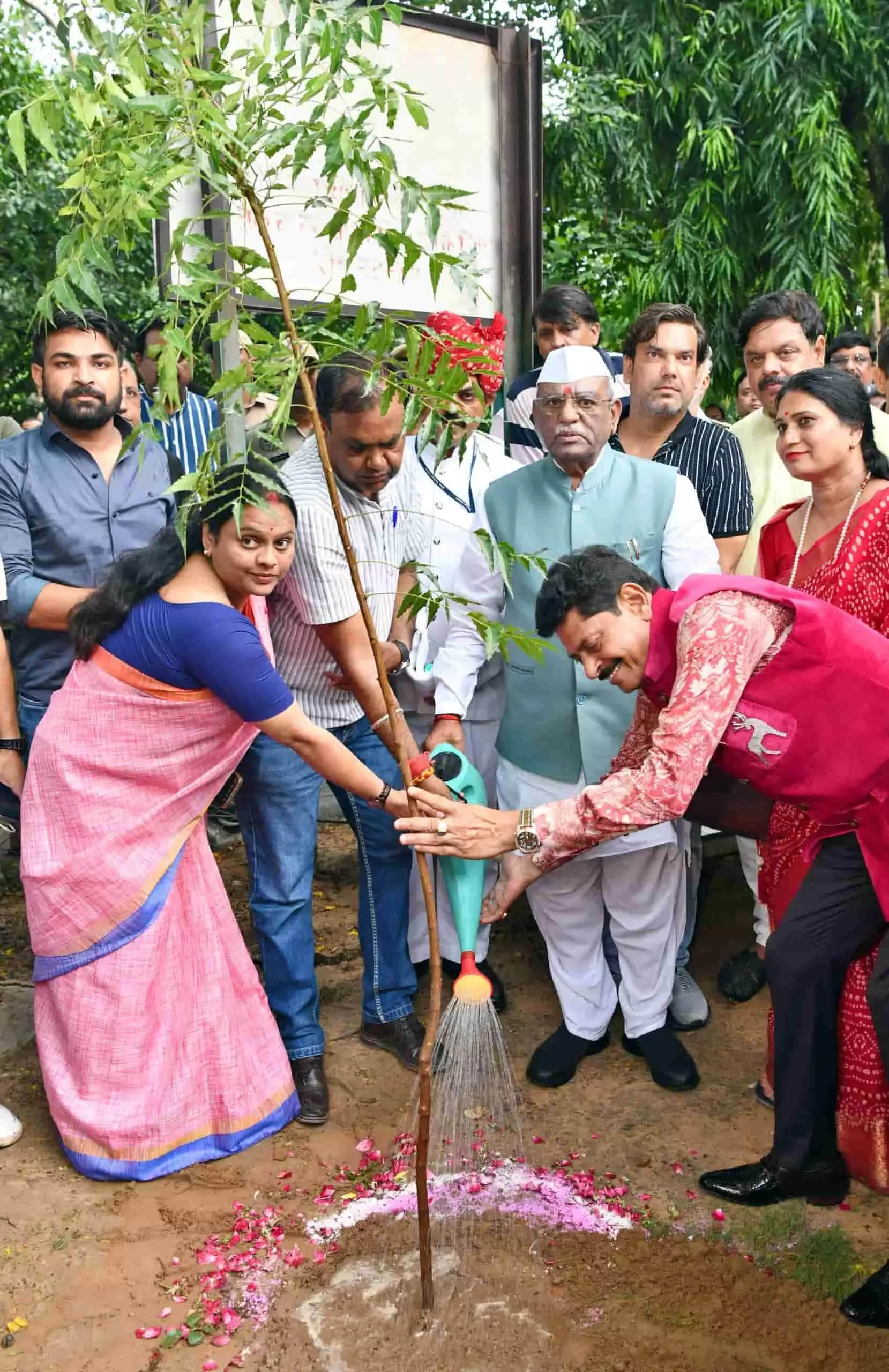 राज्यपाल हरिभाऊ बागडे लोकभवन के निकट स्थित पार्क में वृक्षारोपण करते हुए नजर आ रहे हैं। राज्यपाल हरिभाऊ बागडे लोकभवन के निकट स्थित पार्क में वृक्षारोपण करते हुए नजर आ रहे हैं।