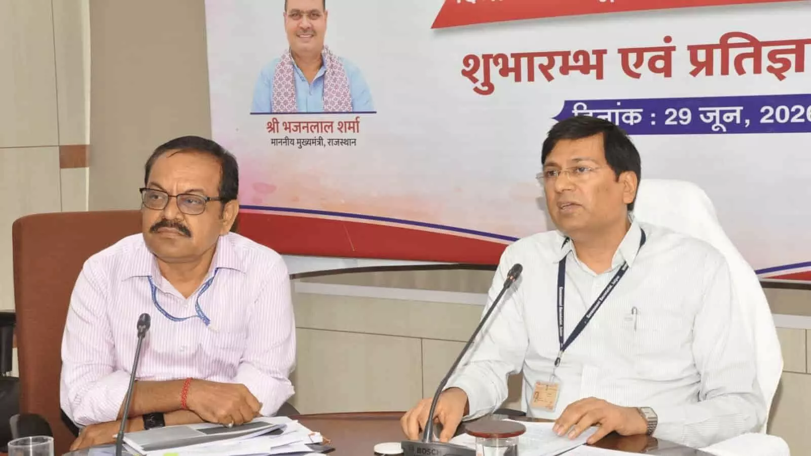 तस्वीर में नेहरू सहकार भवन में समीक्षा बैठक के दौरान अधिकारी दिखाई दे रहे हैं। तस्वीर में नेहरू सहकार भवन में समीक्षा बैठक के दौरान अधिकारी दिखाई दे रहे हैं।