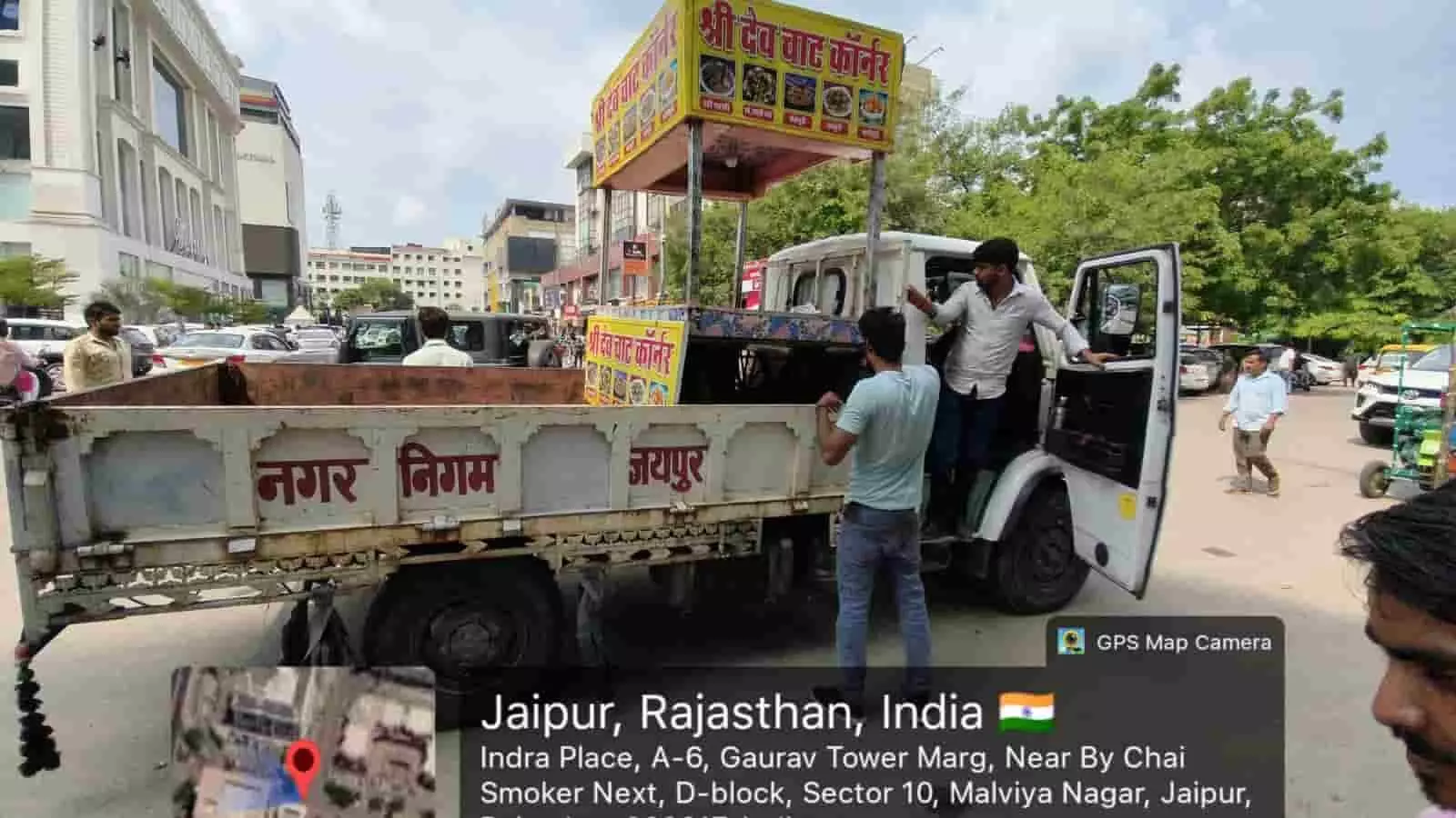 वाणिज्यिक कर विभाग के अधिकारियों द्वारा राजस्थान के राजमार्ग पर वाहनों की जांच की जा रही है। वाणिज्यिक कर विभाग के अधिकारियों द्वारा राजस्थान के राजमार्ग पर वाहनों की जांच की जा रही है।