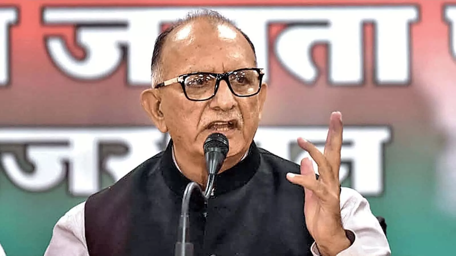 तस्वीर में भाजपा नेता अशोक परनामी माइक के सामने खड़े होकर बात करते हुए दिख रहे हैं। तस्वीर में भाजपा नेता अशोक परनामी माइक के सामने खड़े होकर बात करते हुए दिख रहे हैं।