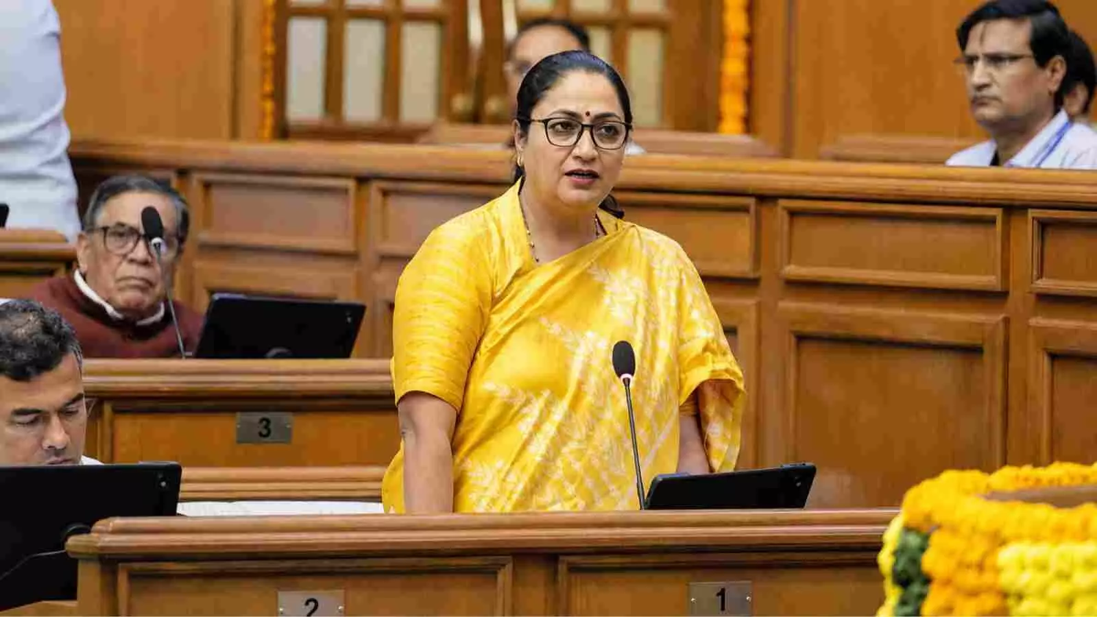 विधानसभा भवन के भीतर पोडियम पर खड़े होकर भाषण देती हुई मुख्यमंत्री रेखा गुप्ता। विधानसभा भवन के भीतर पोडियम पर खड़े होकर भाषण देती हुई मुख्यमंत्री रेखा गुप्ता।