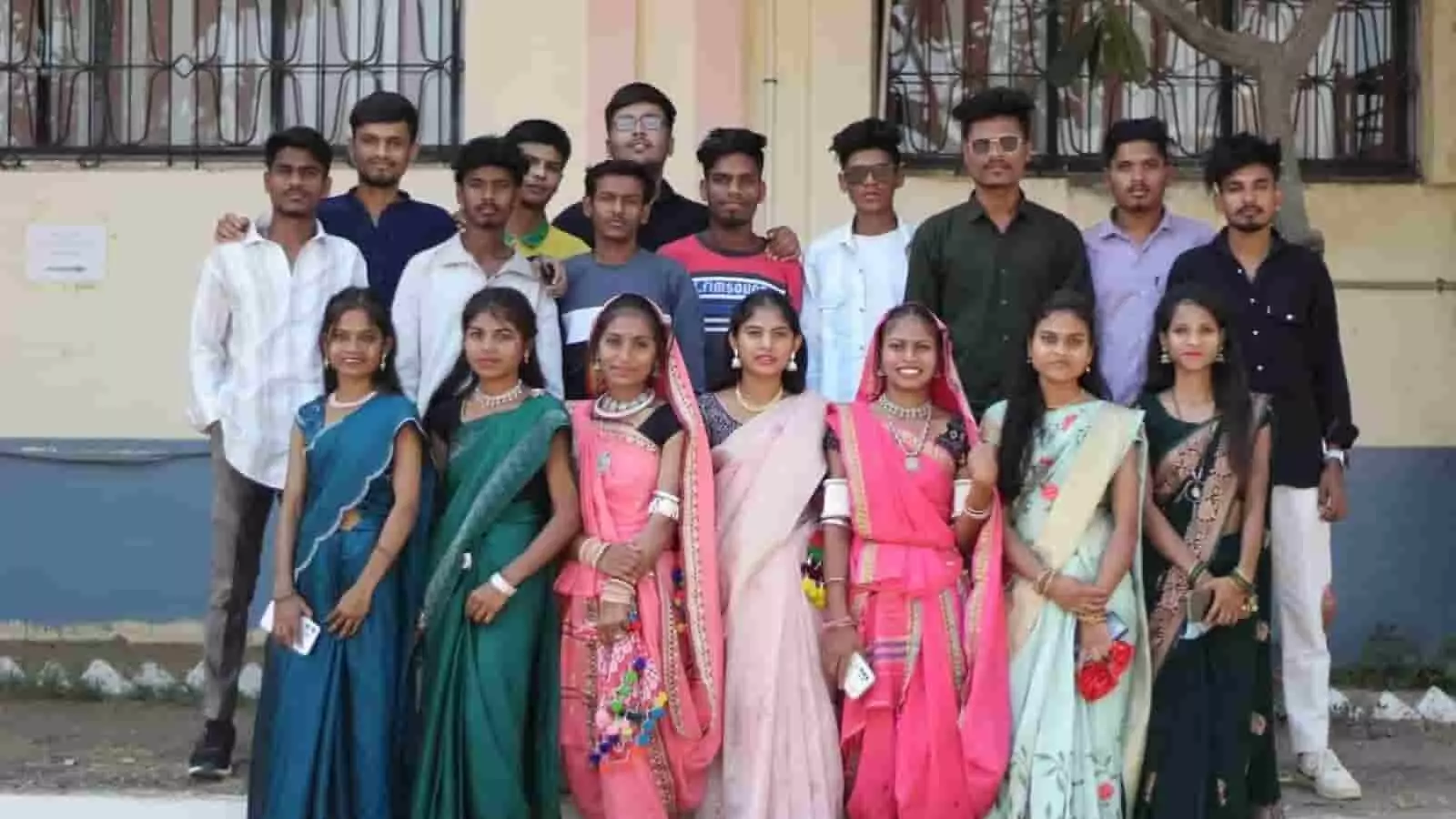 पारंपरिक वेशभूषा और साड़ियों में कॉलेज परिसर में खड़े विद्यार्थी विश्व आदिवासी दिवस के अवसर पर। पारंपरिक वेशभूषा और साड़ियों में कॉलेज परिसर में खड़े विद्यार्थी विश्व आदिवासी दिवस के अवसर पर।