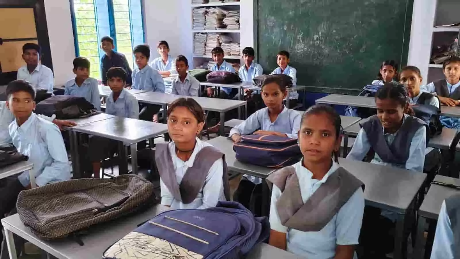 विद्यालय के कक्षा कक्ष में डेस्क पर बैठे हुए विद्यार्थी. विद्यालय के कक्षा कक्ष में डेस्क पर बैठे हुए विद्यार्थी.