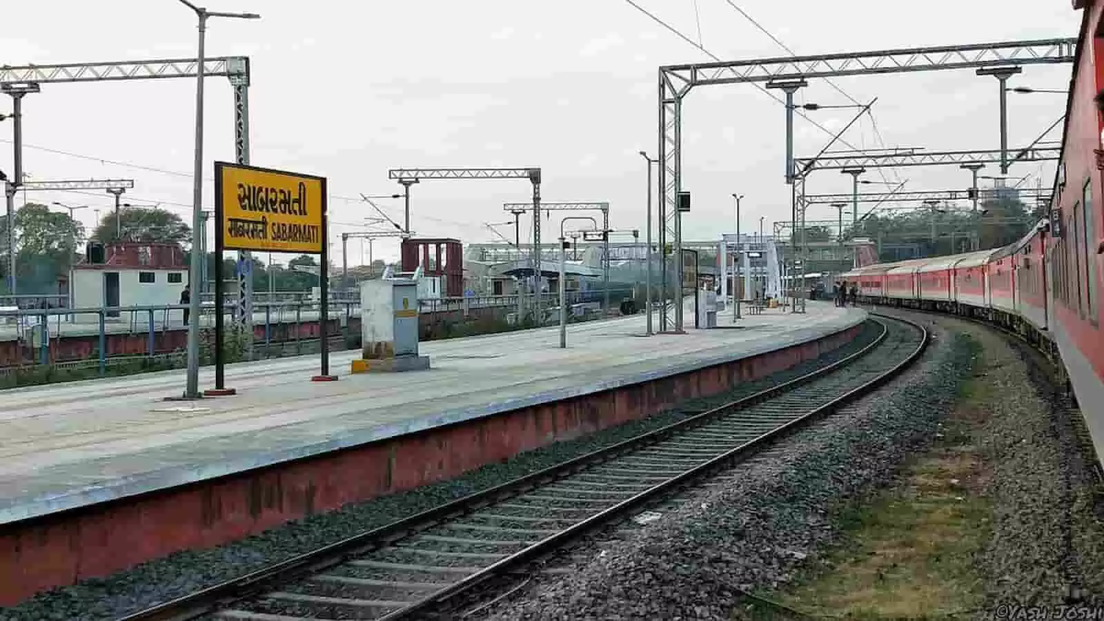 तस्वीर में साबरमती रेलवे स्टेशन का प्लेटफॉर्म और पटरियां नजर आ रही हैं। तस्वीर में साबरमती रेलवे स्टेशन का प्लेटफॉर्म और पटरियां नजर आ रही हैं।