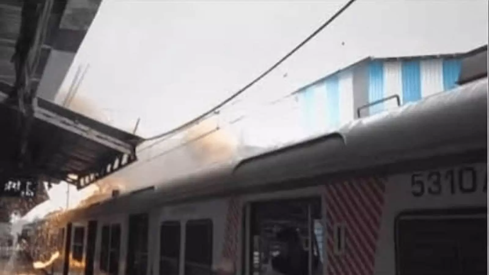तस्वीर में लोकल ट्रेन रेलवे प्लेटफॉर्म पर खड़ी दिखाई दे रही है। तस्वीर में लोकल ट्रेन रेलवे प्लेटफॉर्म पर खड़ी दिखाई दे रही है।