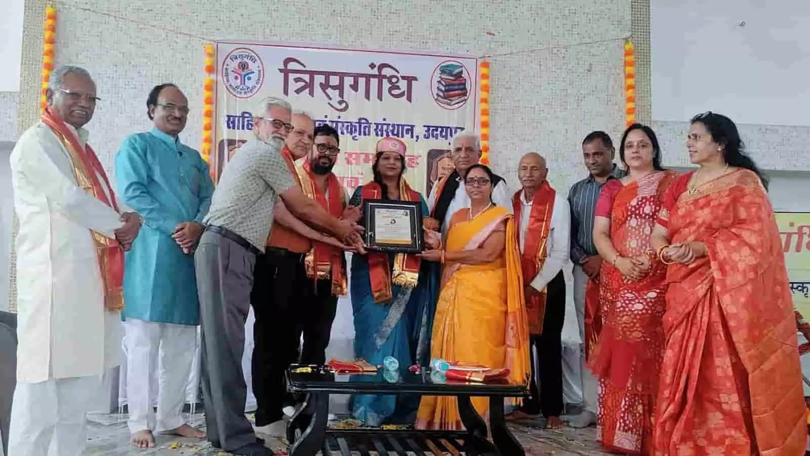 तस्वीर में उदयपुर के कार्यक्रम में शिक्षिका कोमल सोनी को सम्मान-पत्र भेंट करते हुए अतिथि नजर आ रहे हैं। तस्वीर में उदयपुर के कार्यक्रम में शिक्षिका कोमल सोनी को सम्मान-पत्र भेंट करते हुए अतिथि नजर आ रहे हैं।
