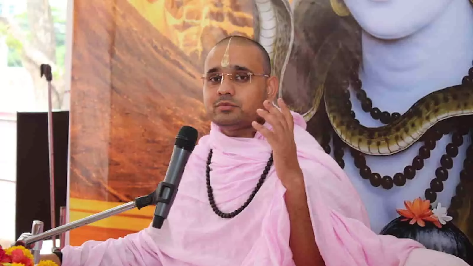 तस्वीर में संत दिग्विजय राम चित्तौड़गढ़ के रामद्वारा में शिव पुराण कथा के दौरान प्रवचन देते दिख रहे हैं। तस्वीर में संत दिग्विजय राम चित्तौड़गढ़ के रामद्वारा में शिव पुराण कथा के दौरान प्रवचन देते दिख रहे हैं।