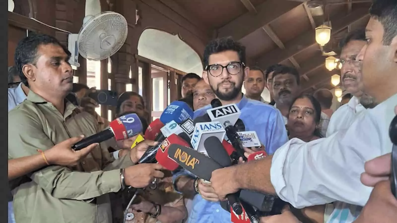 तस्वीर में शिवसेना नेता आदित्य ठाकरे बीएमसी मुख्यालय में पत्रकारों को संबोधित कर रहे हैं। तस्वीर में शिवसेना नेता आदित्य ठाकरे बीएमसी मुख्यालय में पत्रकारों को संबोधित कर रहे हैं।