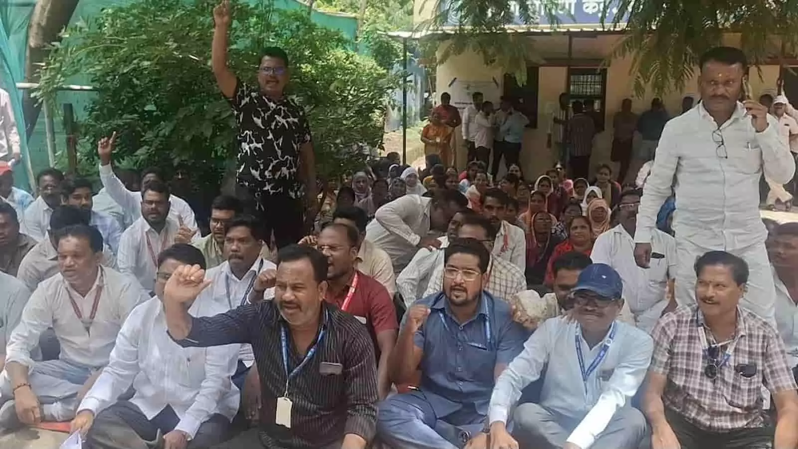 लातूर महानगरपालिका परिसर में वेतन की मांग को लेकर धरने पर बैठे कर्मचारी और अधिकारी। लातूर महानगरपालिका परिसर में वेतन की मांग को लेकर धरने पर बैठे कर्मचारी और अधिकारी।