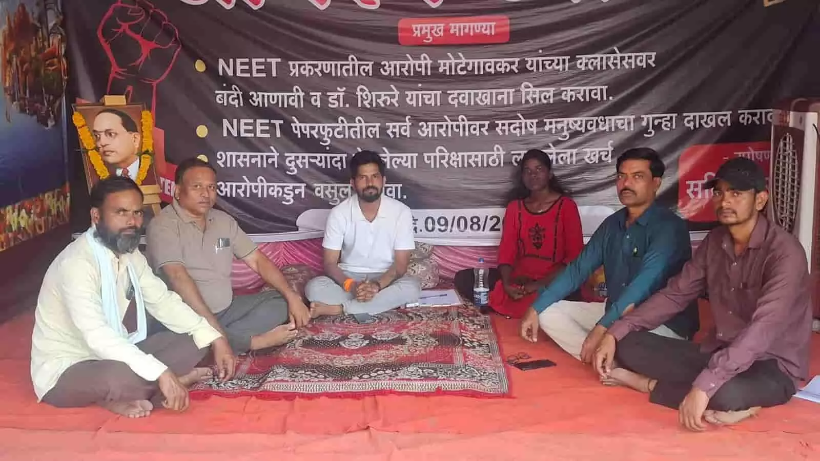 लातूर तहसील कार्यालय के सामने आमरण अनशन पर बैठे आंदोलनकारी और सतीश कारंडे। लातूर तहसील कार्यालय के सामने आमरण अनशन पर बैठे आंदोलनकारी और सतीश कारंडे।