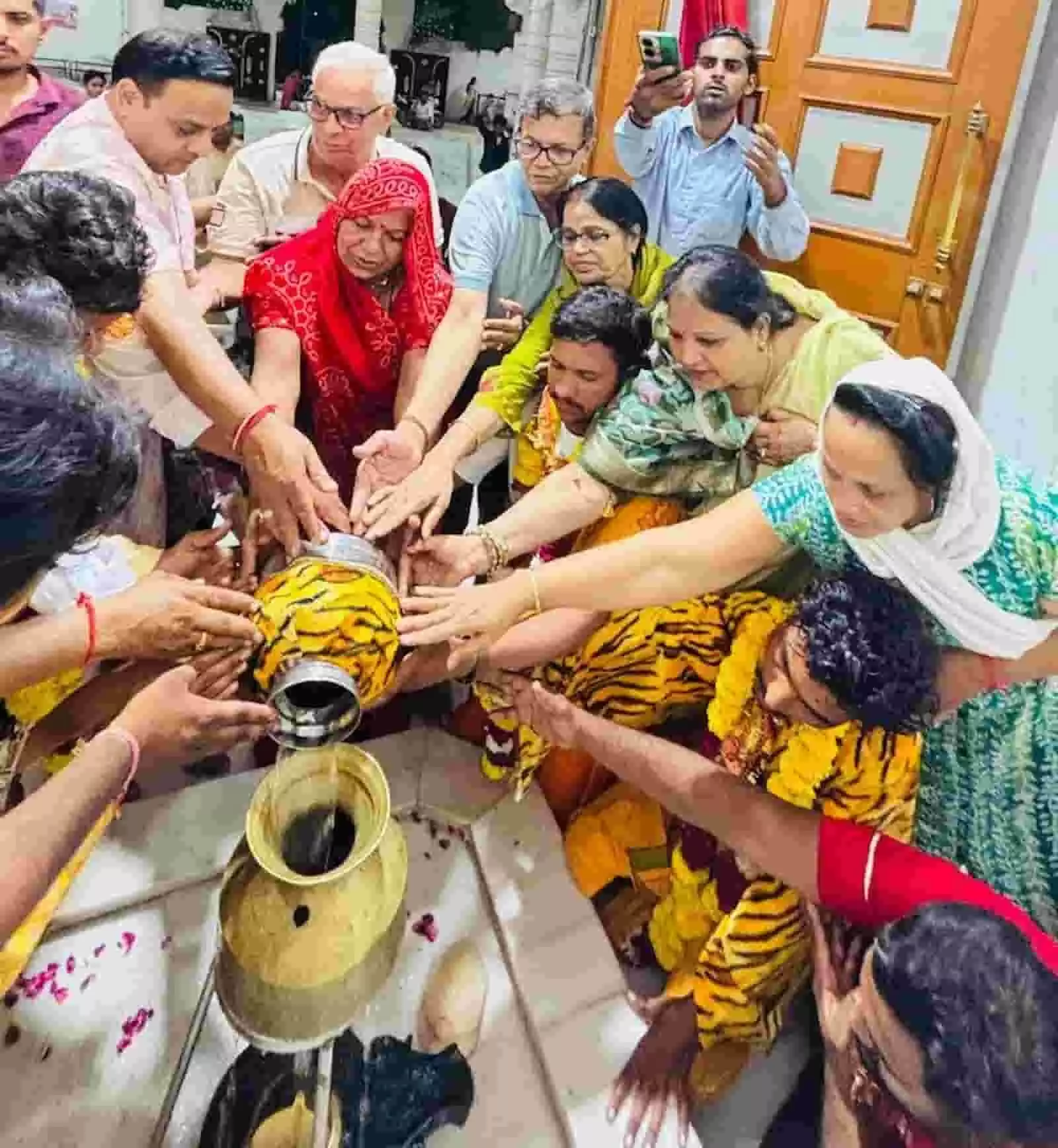 तस्वीर में श्रद्धालु भीलवाड़ा के श्री बाबाधाम मंदिर में जल चढ़ाते हुए दिख रहे हैं। तस्वीर में श्रद्धालु भीलवाड़ा के श्री बाबाधाम मंदिर में जल चढ़ाते हुए दिख रहे हैं।