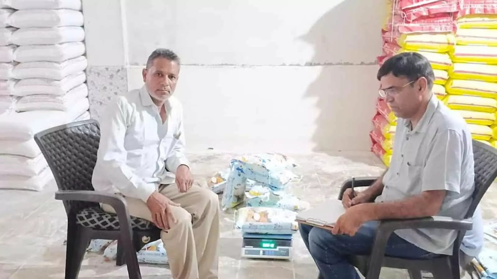 तस्वीर में अधिकारी भीलवाड़ा में एक फर्म के निरीक्षण के दौरान जांच करते दिख रहे हैं। तस्वीर में अधिकारी भीलवाड़ा में एक फर्म के निरीक्षण के दौरान जांच करते दिख रहे हैं।
