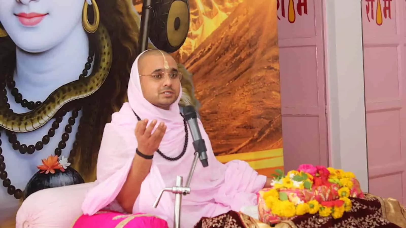 तस्वीर में संत दिग्विजय राम बड़ी सादड़ी के रामद्वारा में प्रवचन देते हुए दिख रहे हैं। तस्वीर में संत दिग्विजय राम बड़ी सादड़ी के रामद्वारा में प्रवचन देते हुए दिख रहे हैं।