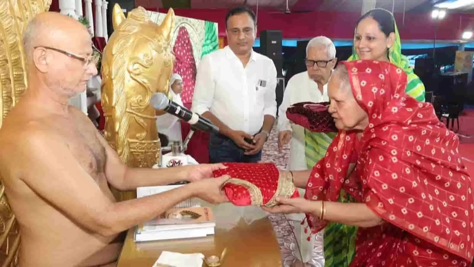 तस्वीर में आचार्य पुलकसागर महाराज भीलवाड़ा के सूर्यमहल में श्रद्धालुओं को प्रवचन देते हुए दिख रहे हैं। तस्वीर में आचार्य पुलकसागर महाराज भीलवाड़ा के सूर्यमहल में श्रद्धालुओं को प्रवचन देते हुए दिख रहे हैं।