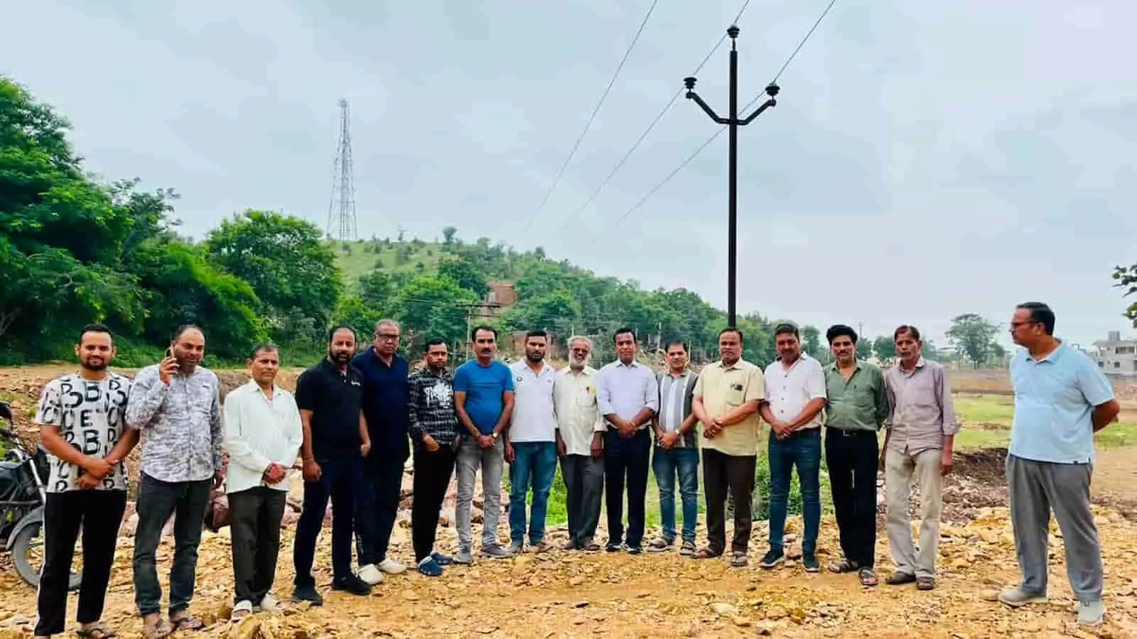 ललित सागर बांध के विकास स्थल पर खड़े भाजपा कार्यकर्ता और पदाधिकारी। ललित सागर बांध के विकास स्थल पर खड़े भाजपा कार्यकर्ता और पदाधिकारी।