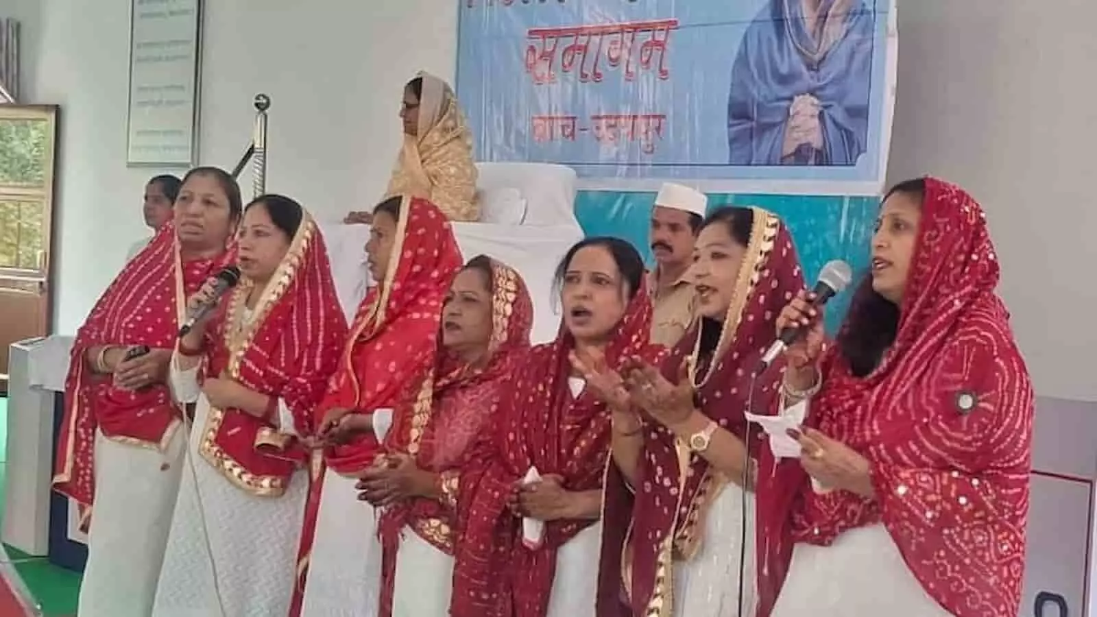 तस्वीर में उदयपुर के सत्संग भवन में आयोजित समागम के दौरान गीत गाती महिलाएं दिख रही हैं। तस्वीर में उदयपुर के सत्संग भवन में आयोजित समागम के दौरान गीत गाती महिलाएं दिख रही हैं।