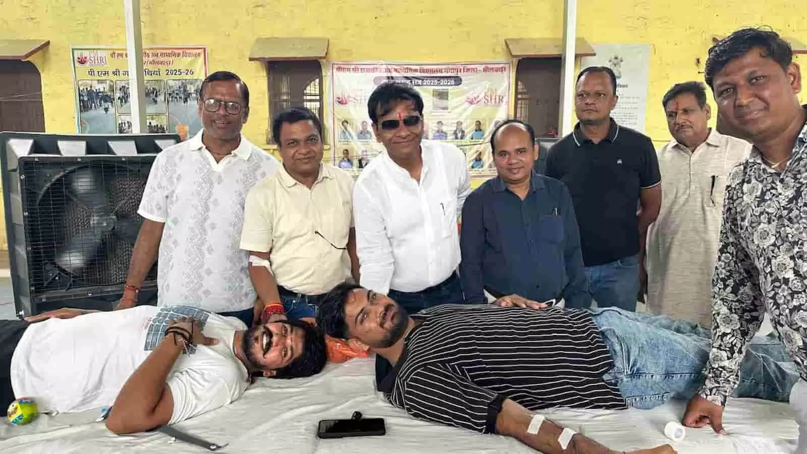 राजकीय उच्च माध्यमिक विद्यालय गंगापुर में आयोजित रक्तदान शिविर के दौरान बिस्तर पर लेटे रक्तदाता और खड़े अतिथि। राजकीय उच्च माध्यमिक विद्यालय गंगापुर में आयोजित रक्तदान शिविर के दौरान बिस्तर पर लेटे रक्तदाता और खड़े अतिथि।