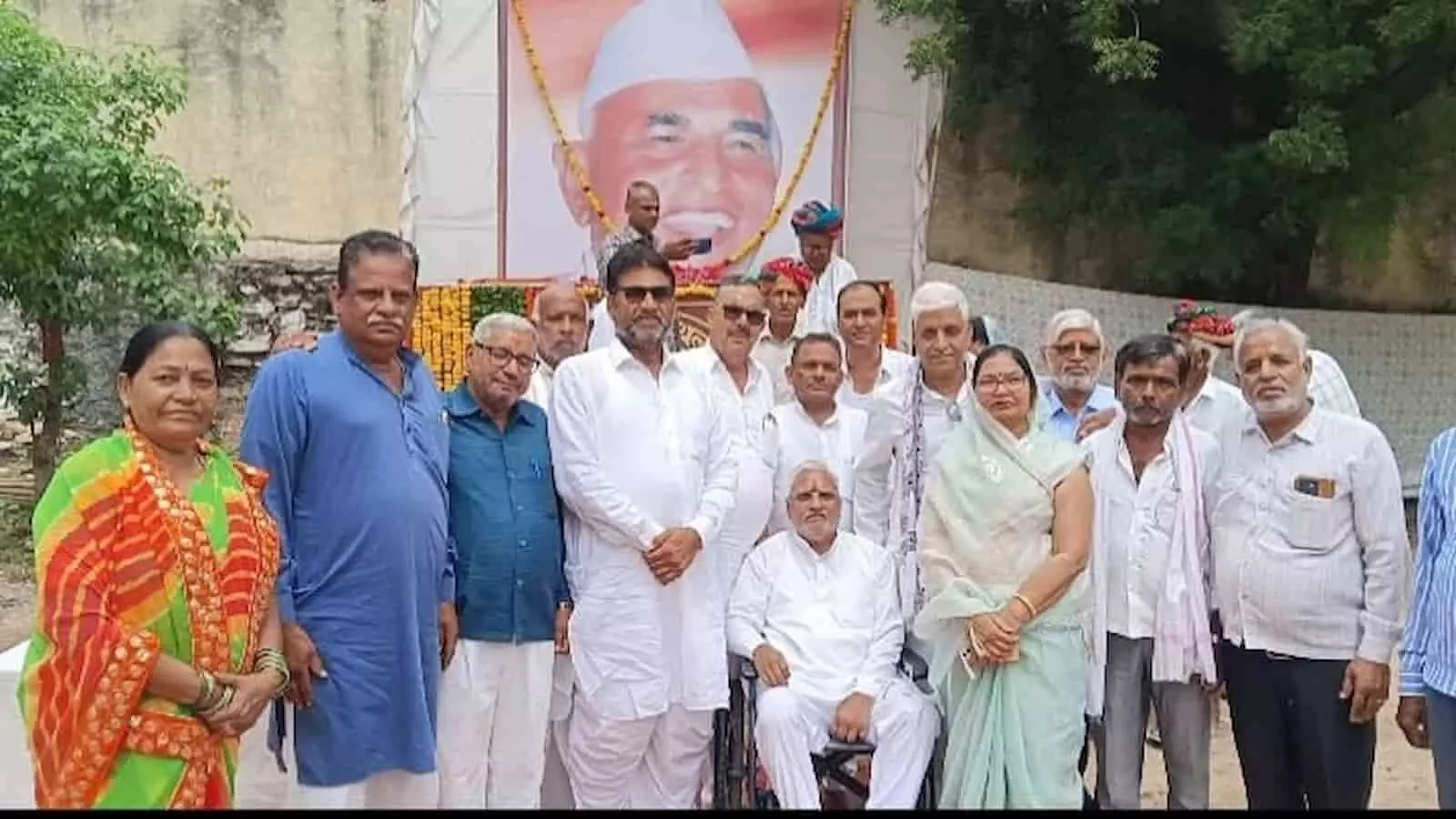 तस्वीर में गंगापुर में रामपाल उपाध्याय की पुण्यतिथि पर श्रद्धांजलि देते हुए कांग्रेस नेता और कार्यकर्ता दिखाई दे रहे हैं तस्वीर में गंगापुर में रामपाल उपाध्याय की पुण्यतिथि पर श्रद्धांजलि देते हुए कांग्रेस नेता और कार्यकर्ता दिखाई दे रहे हैं