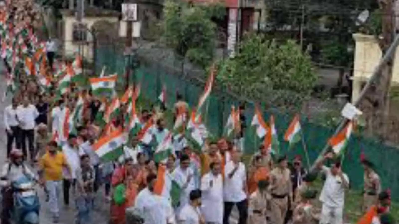 सड़क पर हाथों में तिरंगा झंडा लेकर रैली निकालते हुए लोग नजर आ रहे हैं। सड़क पर हाथों में तिरंगा झंडा लेकर रैली निकालते हुए लोग नजर आ रहे हैं।
