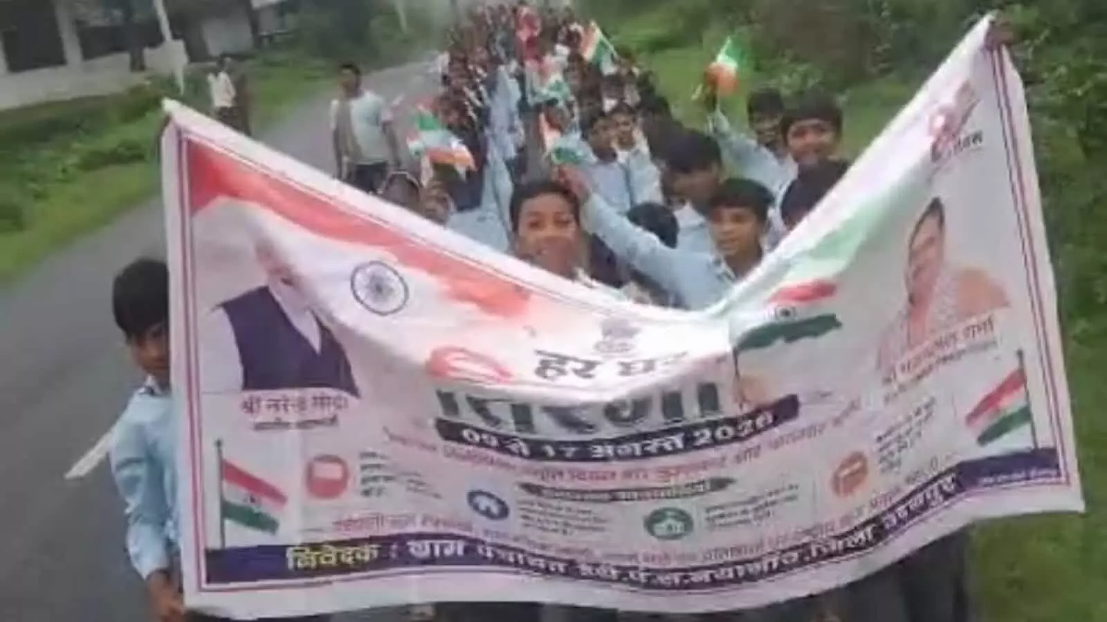 तस्वीर में छात्र और ग्रामीण सड़क पर हाथों में तिरंगा लेकर रैली निकालते दिख रहे हैं। तस्वीर में छात्र और ग्रामीण सड़क पर हाथों में तिरंगा लेकर रैली निकालते दिख रहे हैं।