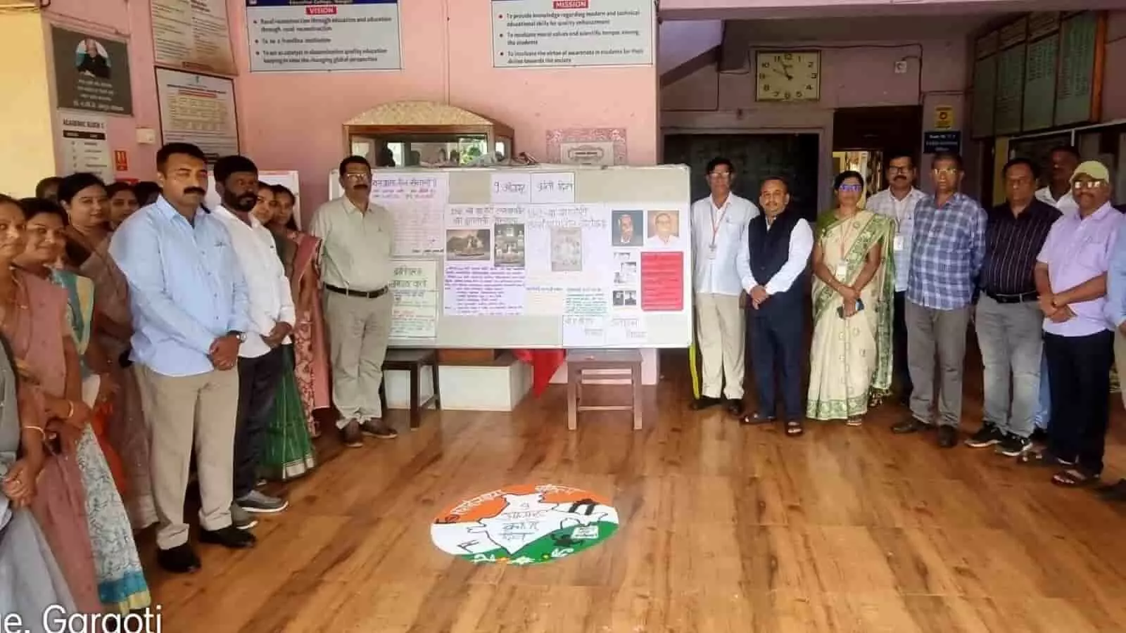 गारगोटी महाविद्यालय में क्रांति दिवस कार्यक्रम के दौरान भित्तिपत्रिका के पास खड़े प्राध्यापक और विद्यार्थी। गारगोटी महाविद्यालय में क्रांति दिवस कार्यक्रम के दौरान भित्तिपत्रिका के पास खड़े प्राध्यापक और विद्यार्थी।